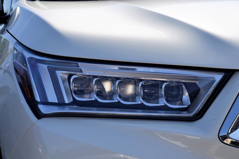 automobile-CLAVIERS-min_acura-headlamp-2834131